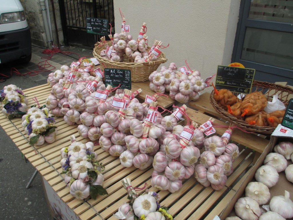 prayssac-market-marche-garlic-ropes