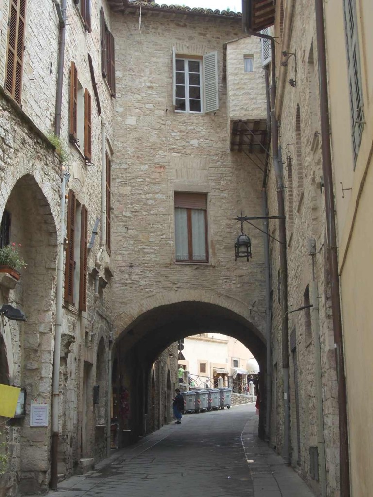 italy-assisi-arched-building-over-street