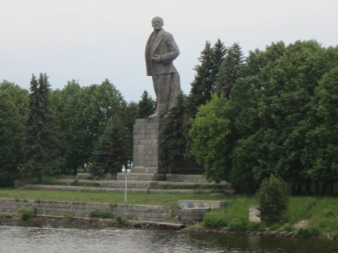 russia-river-cruise-lenin-statue