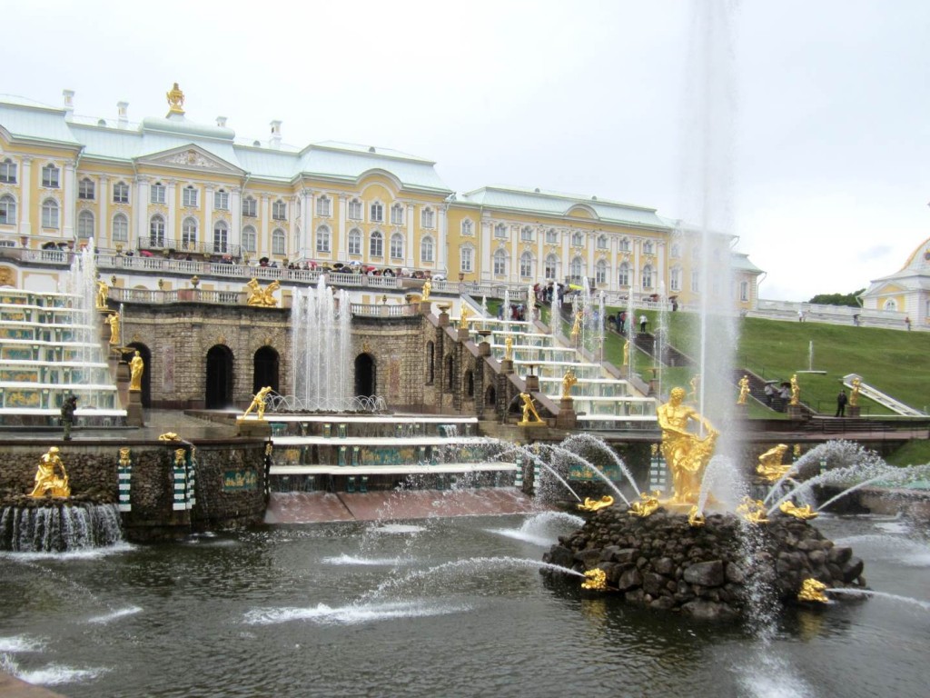 russia-saint-petersburg-peterhof-palace-fountain-2
