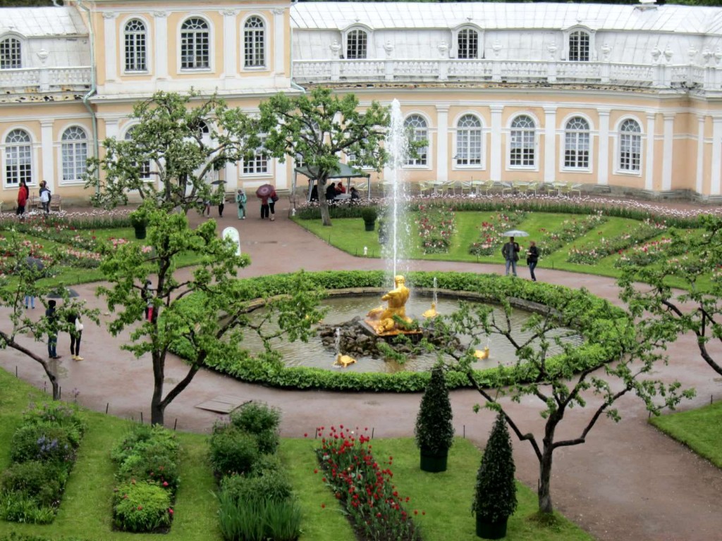 russia-saint-petersburg-peterhof-palace-fountains-2